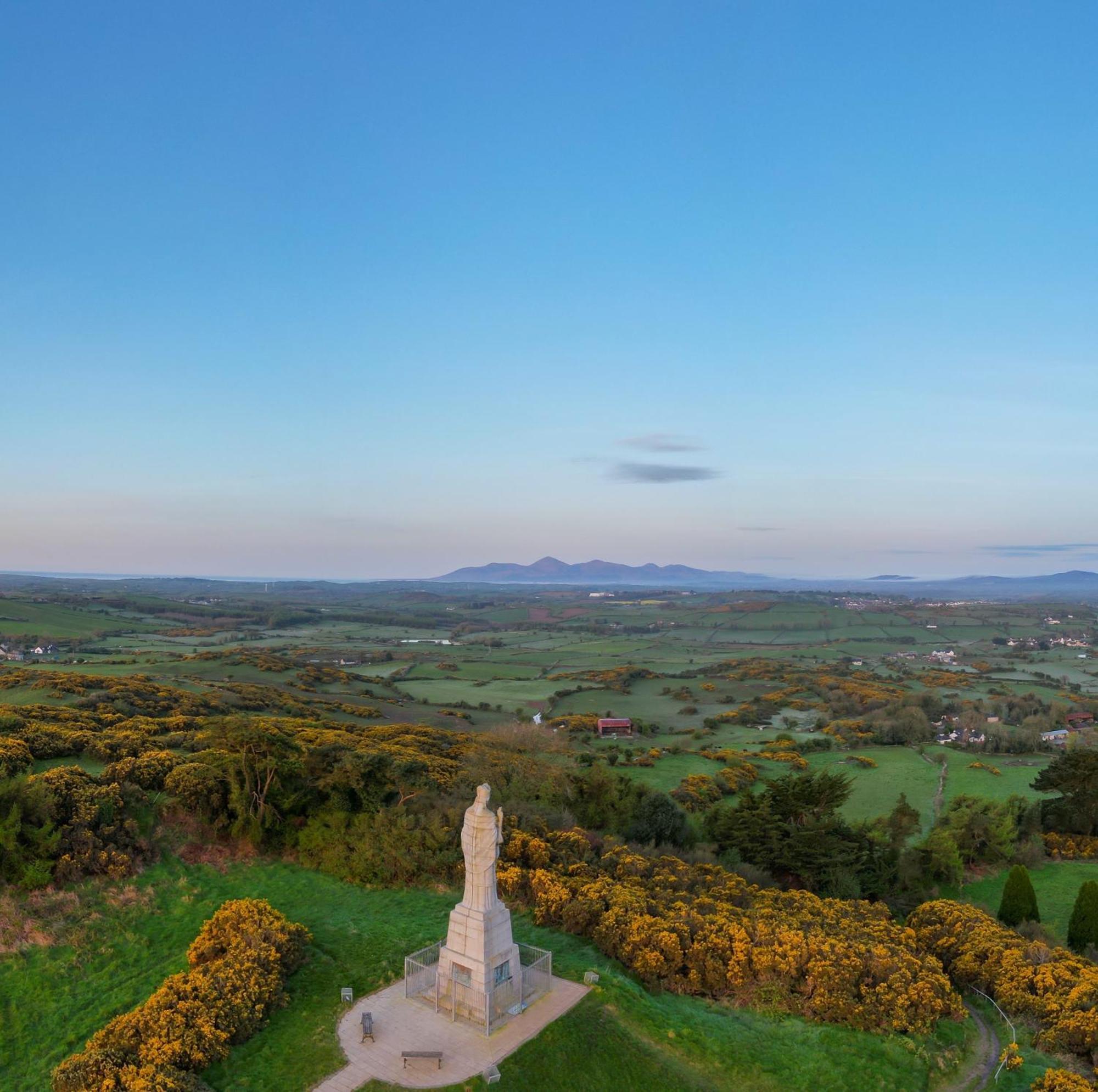 The Heights & Hollows Farmhouse, Saul, Downpatrick, Sleeps 14 Номер фото